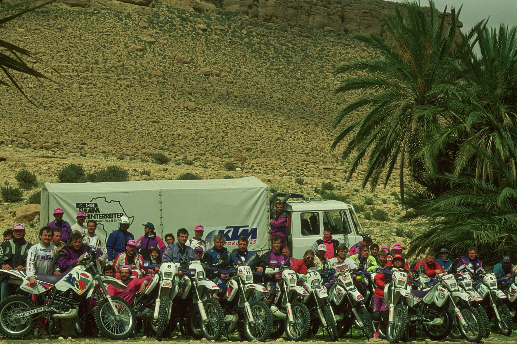 Fahrer und Motorräder einer frühen Oasis Rally in Tunesien
